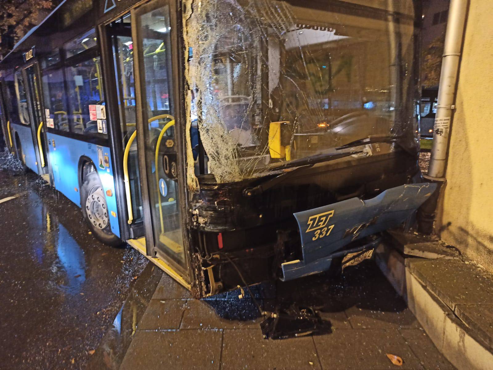 Autobus se sudario s autom pa proklizao u  zid zgrade: Vozača su hitno prevezli u bolnicu...