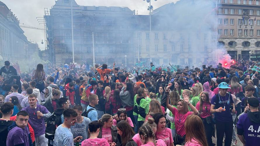 VIDEO Maturanti stigli na Trg bana Jelačića: Leti brašno, ore se pjesme, a ne smeta niti kiša