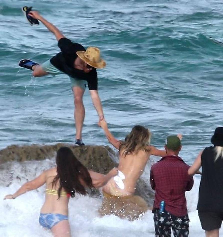 Svi su se preplašili: Pozirala u toplesu pa ju je 'pokupio' val