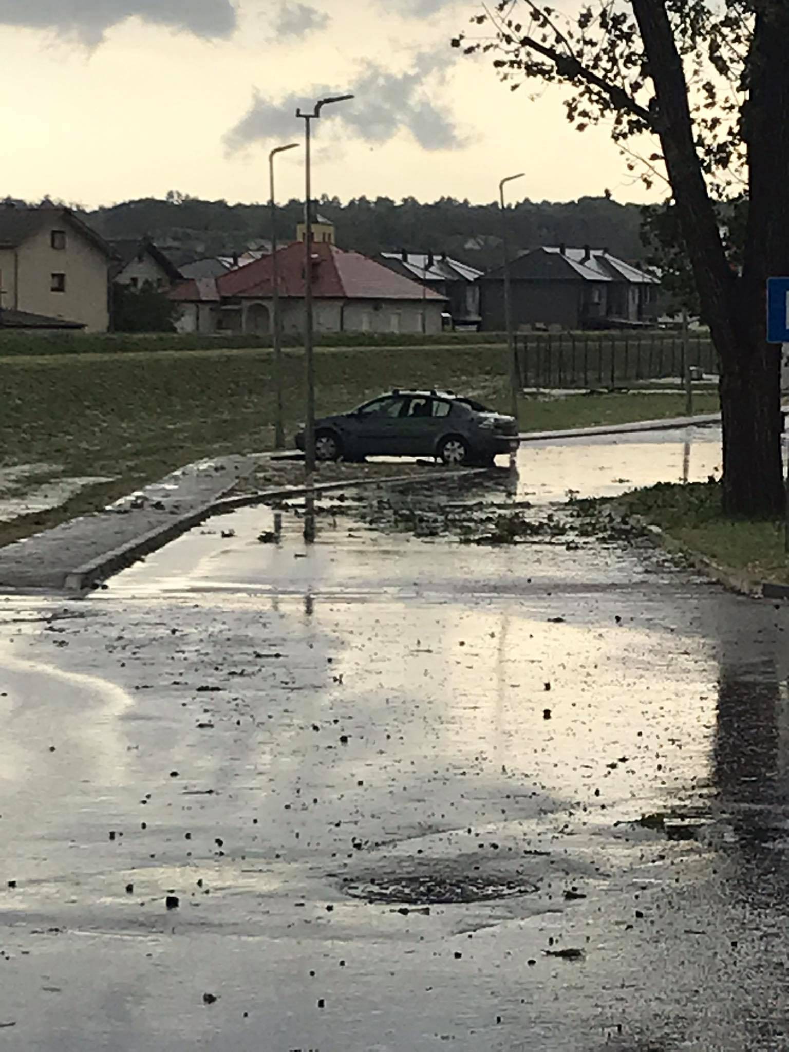 Vjetar nosio crjepove, tuča je oštetila automobile: 'Čula se kao pucnjevi, prestrašili smo se'