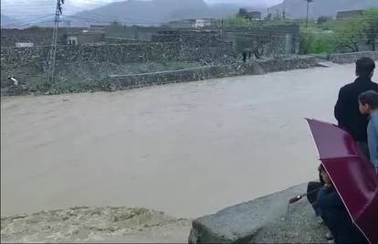 VIDEO Jake kiše i grmljavinske oluje opustošile su Pakistan, u četiri dana poginulo je 50 ljudi