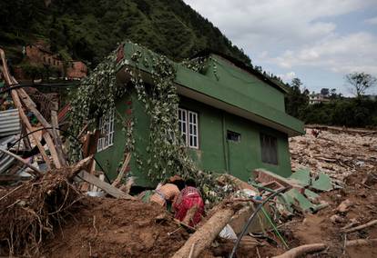 FOTO Katastrofa u Nepalu: Više od 200 mrtvih, poplave i bujice sve gore,  mnogi ostali zatrpani