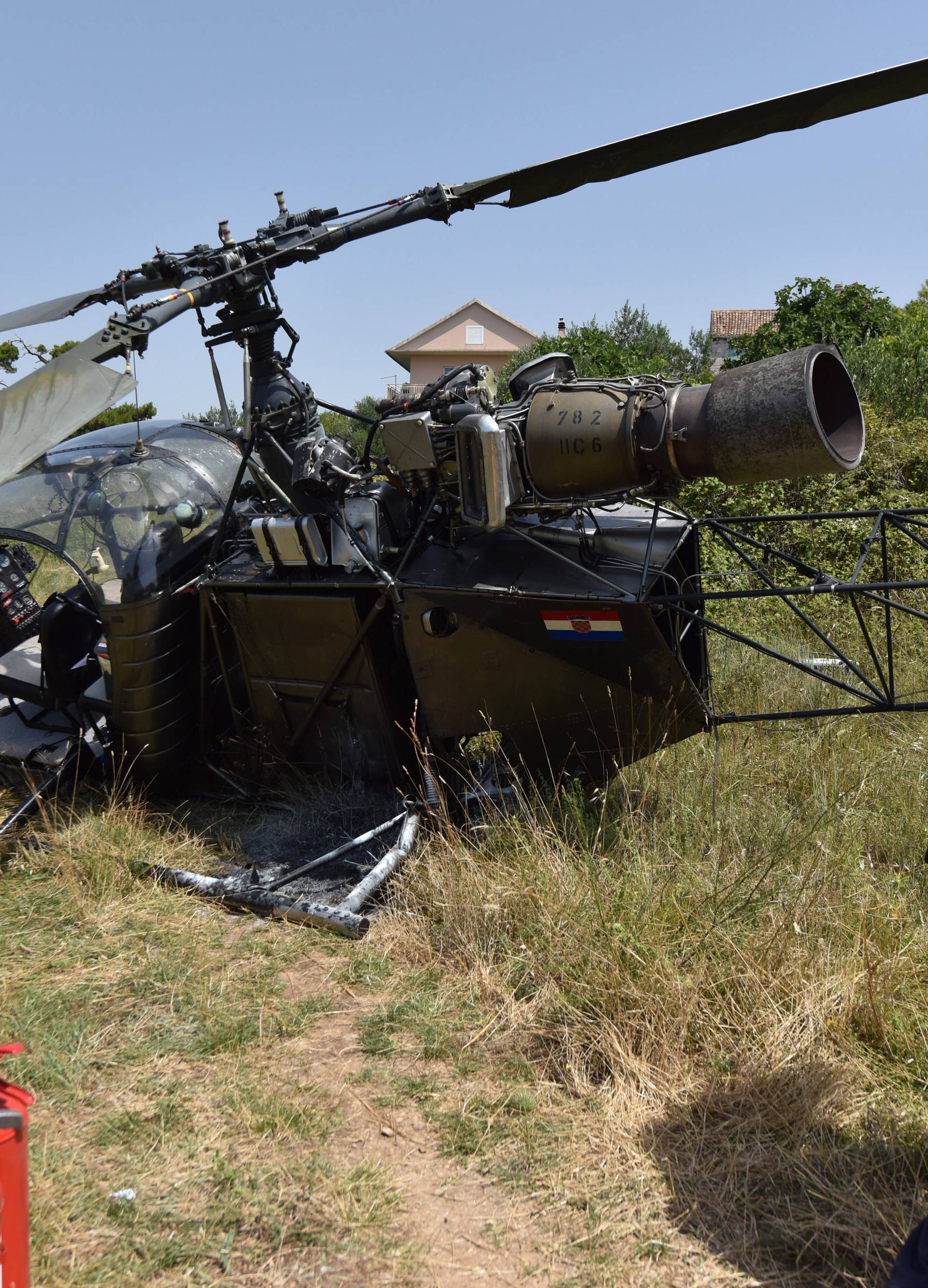 Dijelovi padali s helikoptera, prisebni pilot spasio putnike