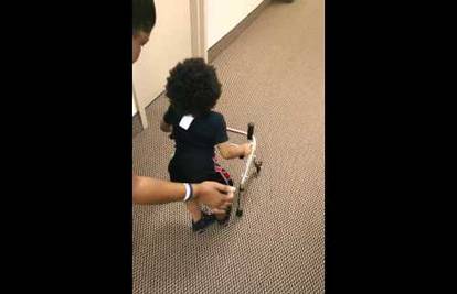 Inspirativno: Dirljivi prvi koraci dječaka koji je ostao bez noge