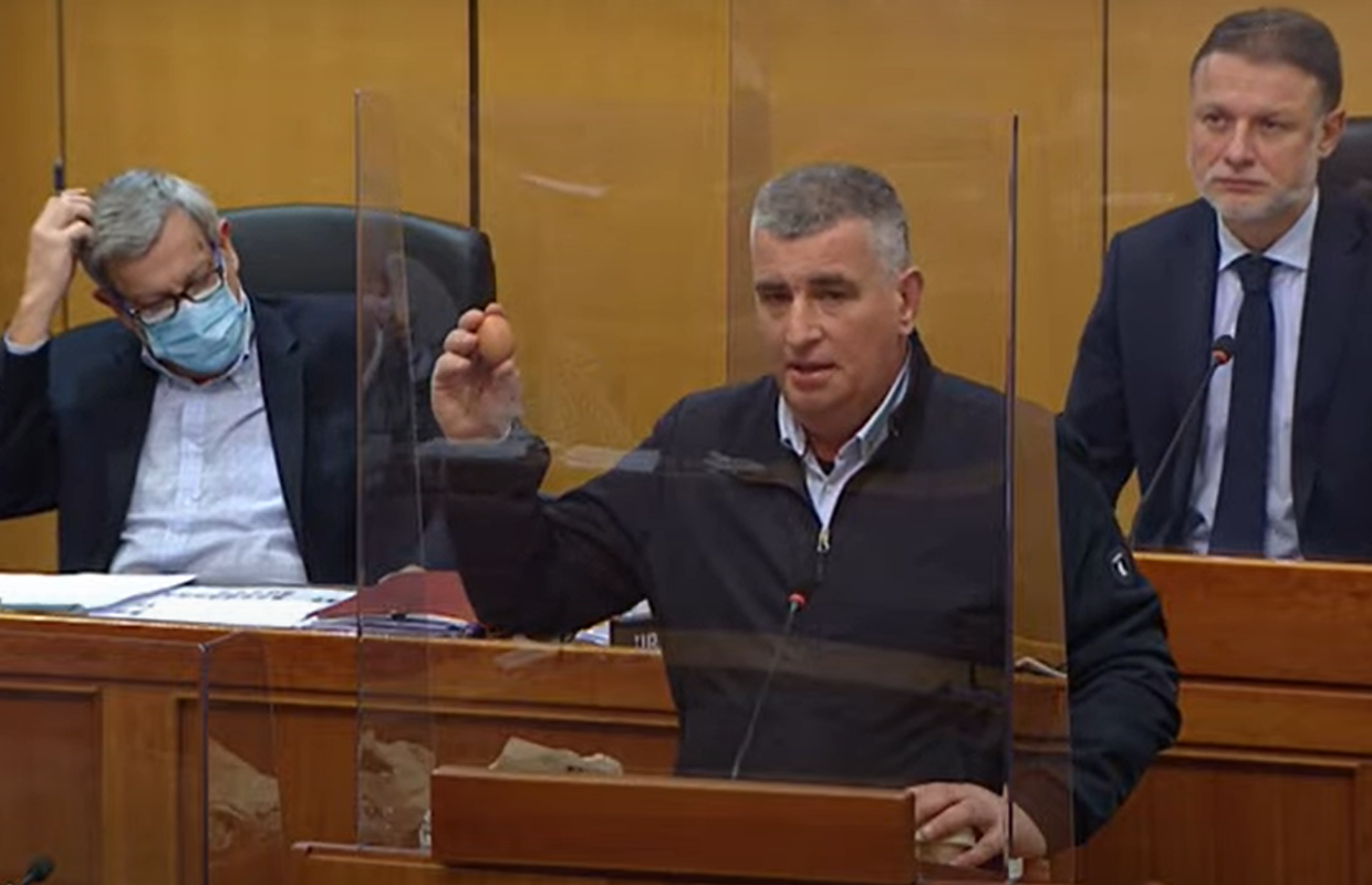 Bulj s jajima u Saboru: 'Neću gađati Plenkovića, ali ovo jaje će uskoro poskupjeti pet puta'