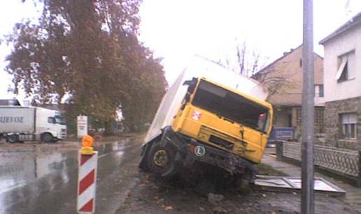 Izletio kroz šajbu teretnog kamiona, lakše se ozlijedio