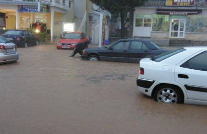 Starigrad Paklenica plivao, kiša potopila cijelo mjesto