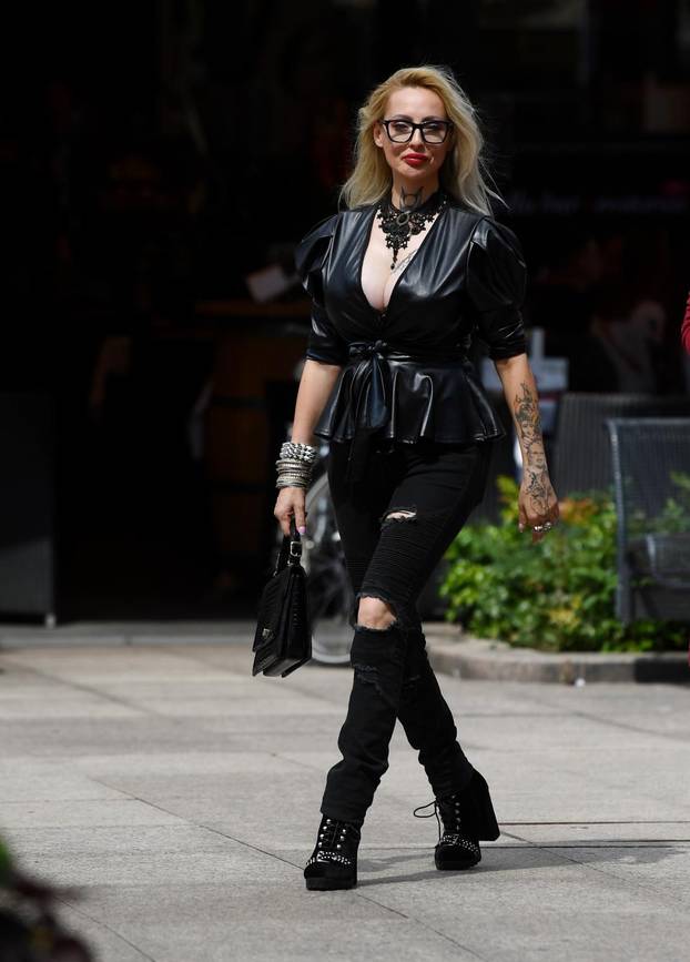 Provokativna Alex Ognjena šeta špicom u kožnim halterima