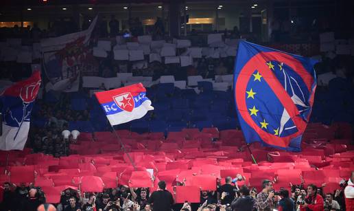 FOTO Na utakmici u Beogradu pjevali Rusiji uz prekrižen znak EU i NATO-a. A onda su utihnuli