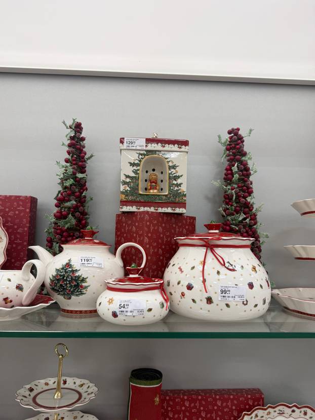 FOTO Trgovci su izvukli božićne ukrase! Pogledajte što se nudi, snježne kugle idu i za 74 eura...