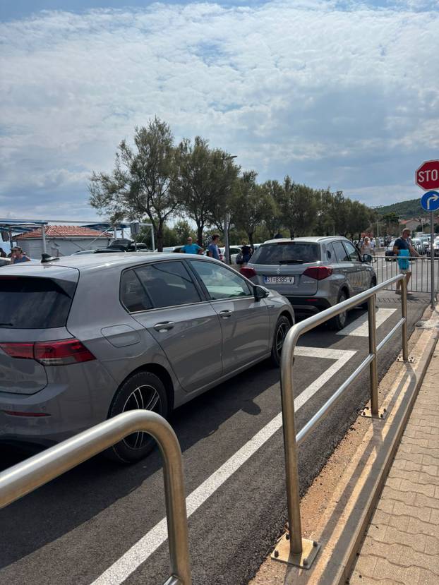FOTO Ogromna gužva u luci na Braču: 'Pa čekamo satima...'