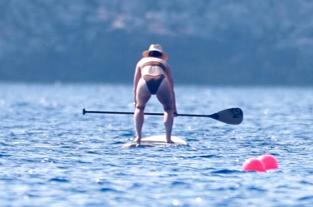 Lastovo: Poznati na jahti Jeffa Bezosa zabavljali se na palubi i u moru