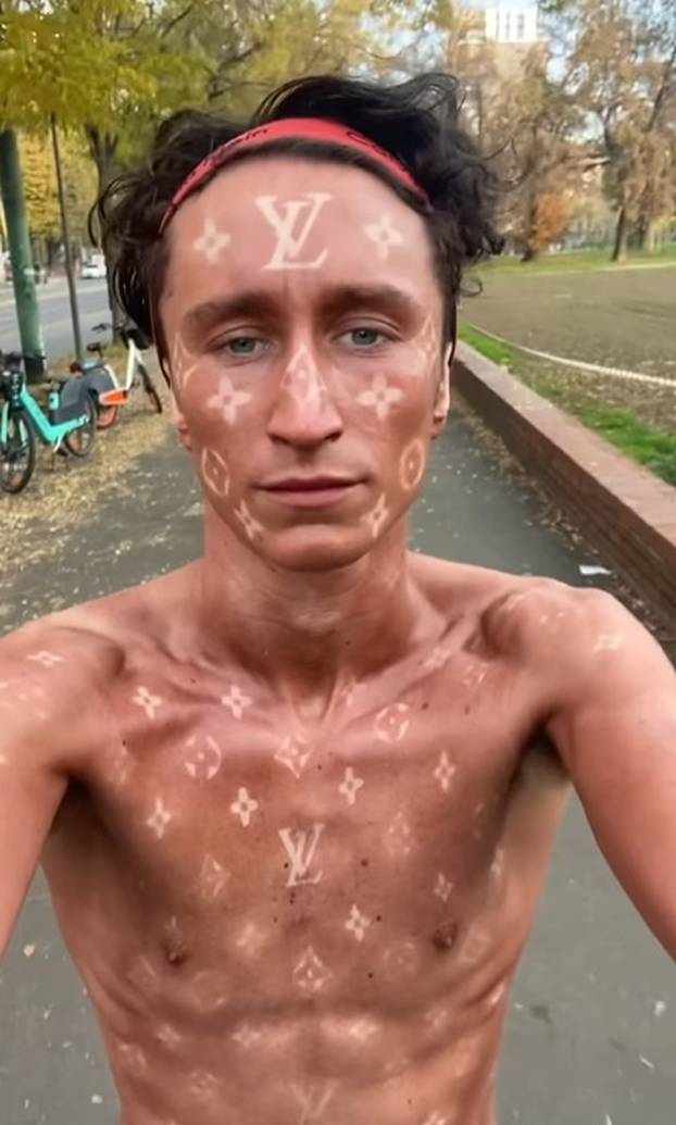 FOTO Mladić koji želi izgledati kao skupa torbica: 'Vidio sam puno glupih stvari, ali ovo je...'