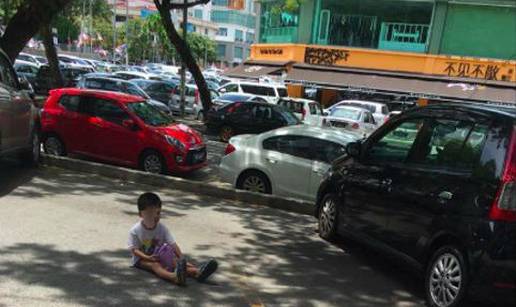 Majka došla na 'genijalnu ideju' i ostavila sina da čuva parking