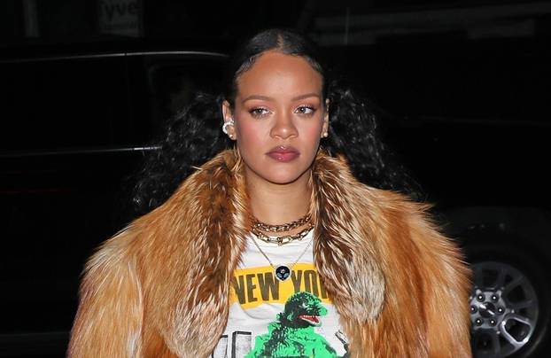 *PREMIUM-EXCLUSIVE* Singer Rihanna steps out for the first since confirming her 2nd pregnancy at the 2023 Super Bowl!