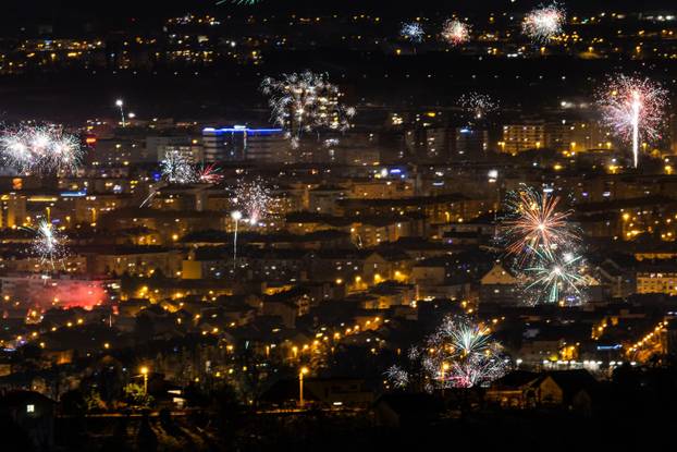Vatromet u novogodišnjoj noći iznad Zagreba
