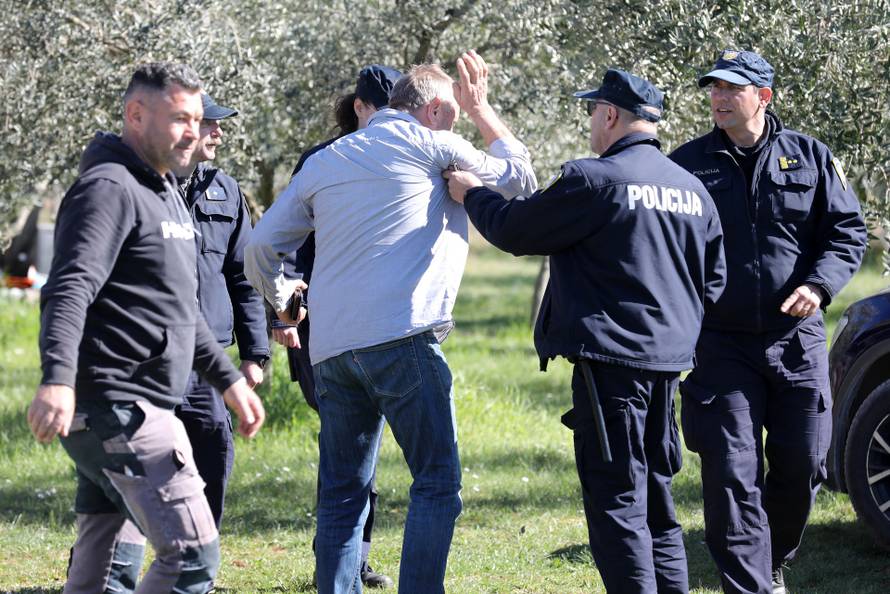 Rušenje bespravnih objekata na području Umaga