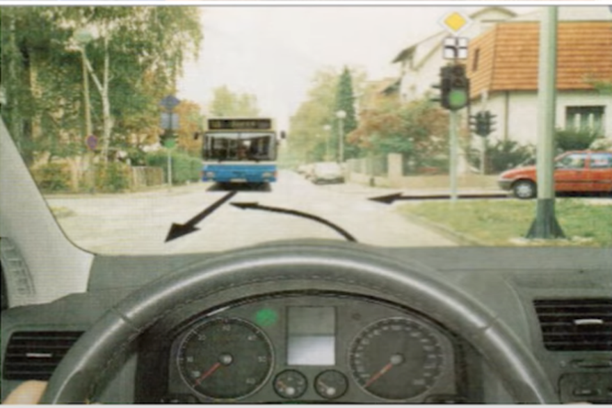 Prometno raskrižje s autobusom: Poredajte vozila prema prednosti prolaska