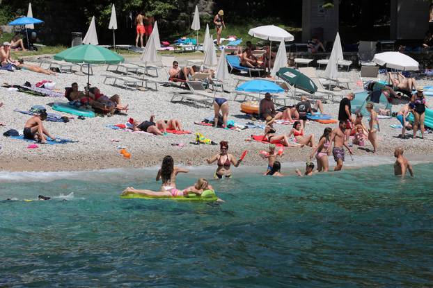 Lovran: Kupa?i na plaži Peharovo