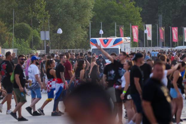 Zagreb: Obožavatelji zauzimaju mjesta unutar Hipodroma uoči početka koncerta