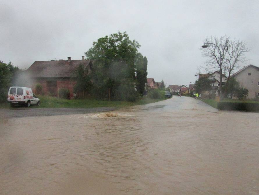 Nevrijeme rušilo stabla, nosilo krovove, kiša poplavila ulice