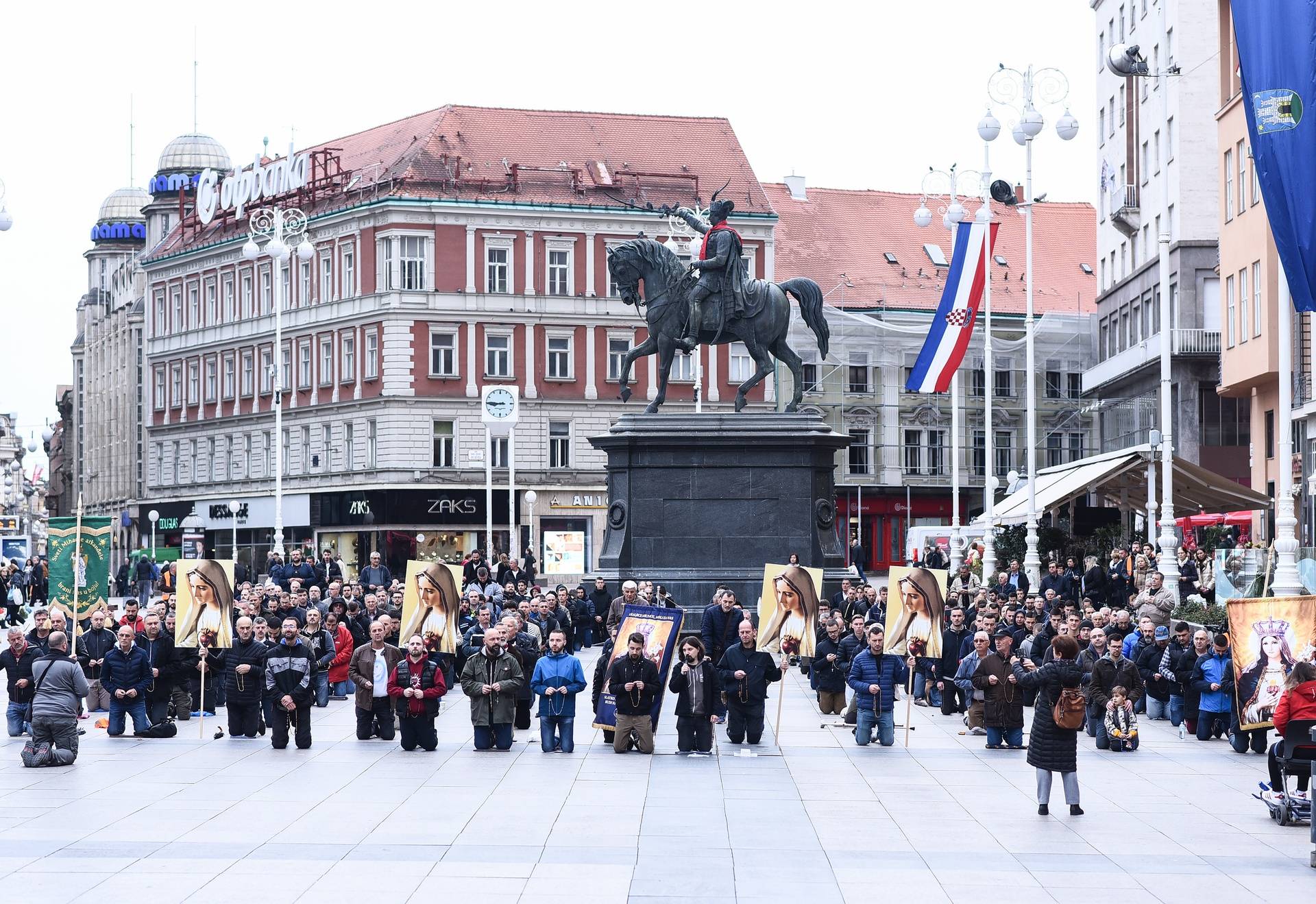 Molitva krunice na glavnom zagrebačkom trgu 