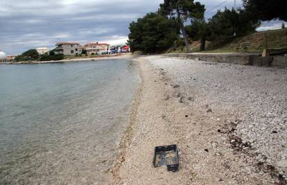 Na plaži u Bibinju našli su mladića probodenog nožem