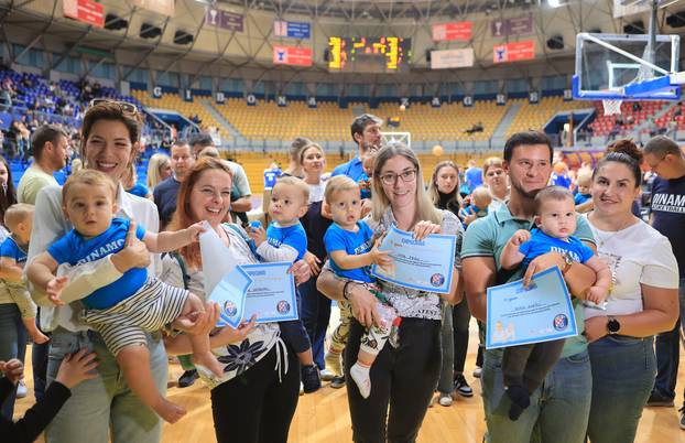 Zagreb: U poluvremenu utakmice KK Dinamo Zagreb - KK Cedevita održana je utrka beba