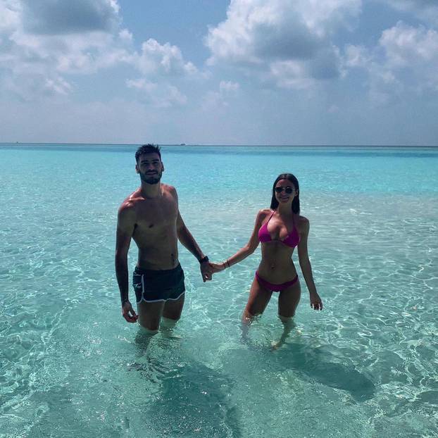 FOTO Livakoviću zatvorio put do gola, ona mu je velika podrška