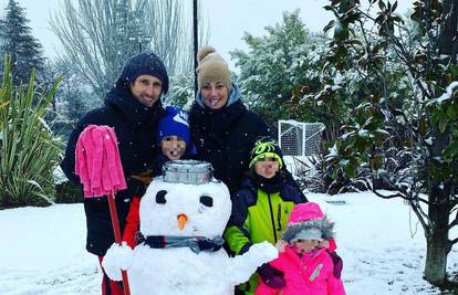 Snježne radosti u Madridu: Luka s obitelji napravio snjegovića!