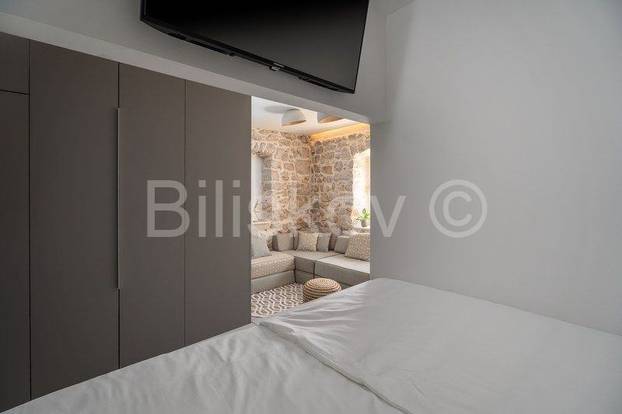 FOTO Stančić od 19 m2 na Braču prodaju za 'paprenu' cifru. Ima i prostor za jogu. Zavirite u njega