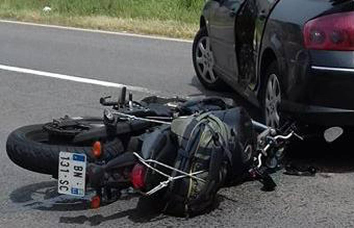 Sudar u Bibinjama: Motociklist vozio prebrzo i udario u auto?