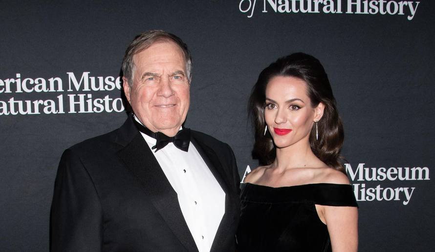 Slavni trener hrvatskih korijena ljubi 48 godina mlađu: Ona ukrala pažnju u kratkoj minici