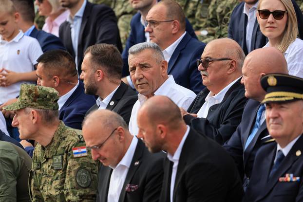 Zagreb: Dan državnosti obilježen pokaznim vježbama Hrvatske vojske i policije te prigodnim letačkim programom na kojem je sudjelovao Predsjednik Vlade Andrej Plenković i članovi Vlade