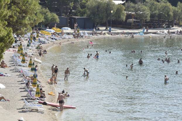 Vodice: Uživanje u lijepom vremenu na  plažama