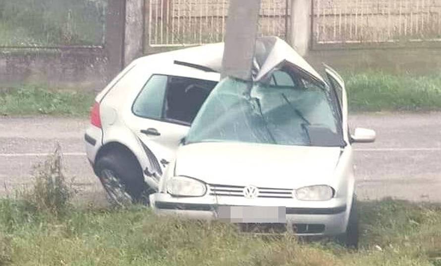 Kako je ovo uspio preživjeti?! Zagrebački tinejdžer omotao Golf oko stupa. Nije mu ništa