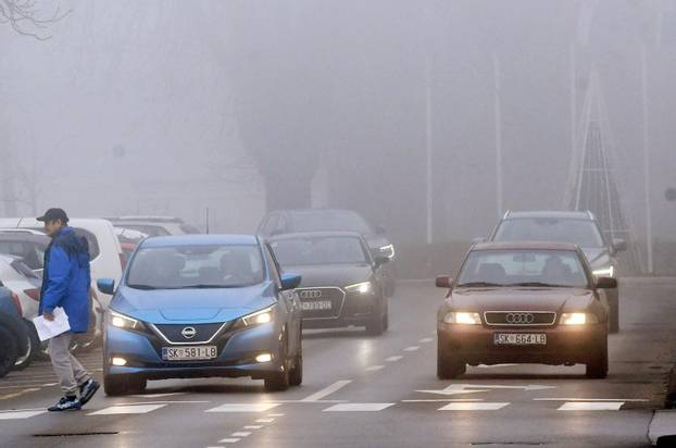 Maglovito prijepodne u Sisku