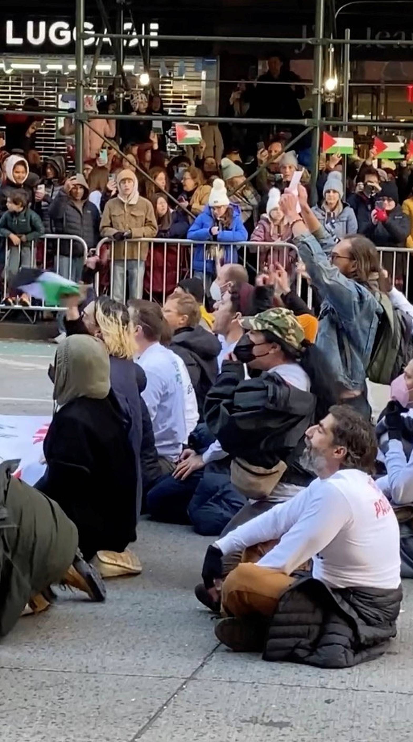 Pro-Palestinian protest blocks Thanksgiving parade in New York