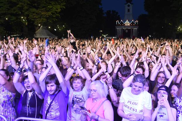 Bjelovar: Plavi orkestar napravio neviđeni delirij među obožavateljima na Terezijani