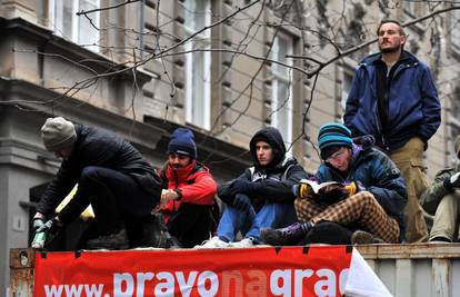 Aktivisti Varšavsku ulicu blokirali s dva kontejnera