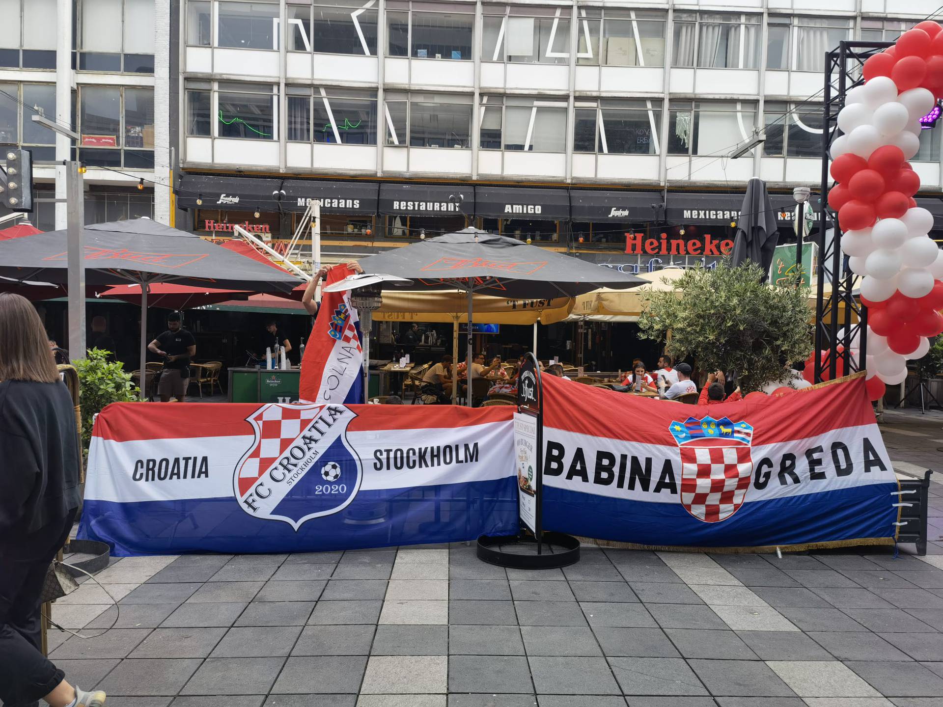 VIDEO Ludnica ispred De Kuipa! Feštalo tisuće Hrvata: 'Naučili smo 'Ostani tu' za našeg Luku'