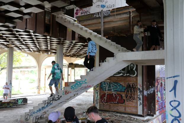 Malinska: Ruševine hotelskog naselja Haludovo