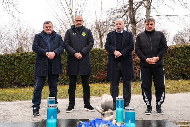 Zagreb: Delegacija GNK Dinamo zapalila svijeće uz grob Zlatka Cice Kranjčara povodom obljetnice njegove smrti