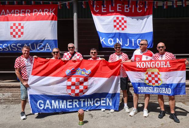 SP 2026 Mississauga: Hrvatski navijači pozirali sa replikom pehara SP-a