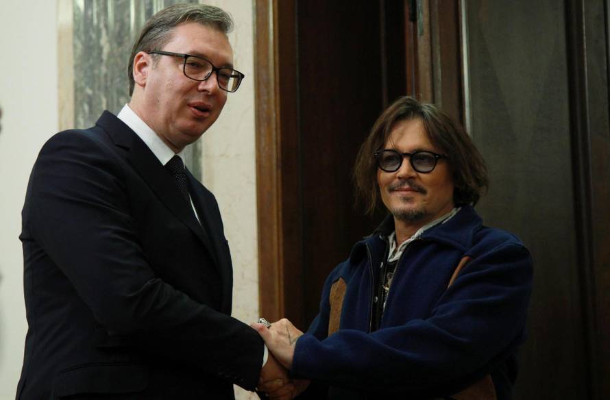 Depp pojavom oduševio fanove u Beogradu, a Vučića figuricom