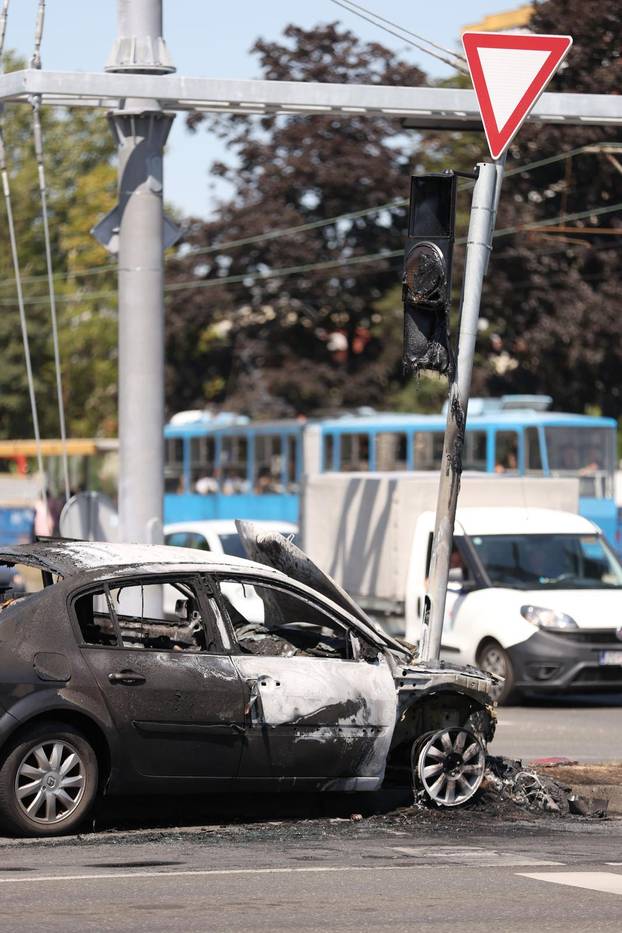 Buknuo automobil u Novom Zagrebu na raskrižju, zapalio se i semafor