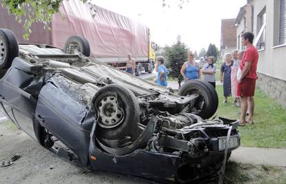 Nesreća u Slatini: Vozačica izbjegavala kamion i prevrnula