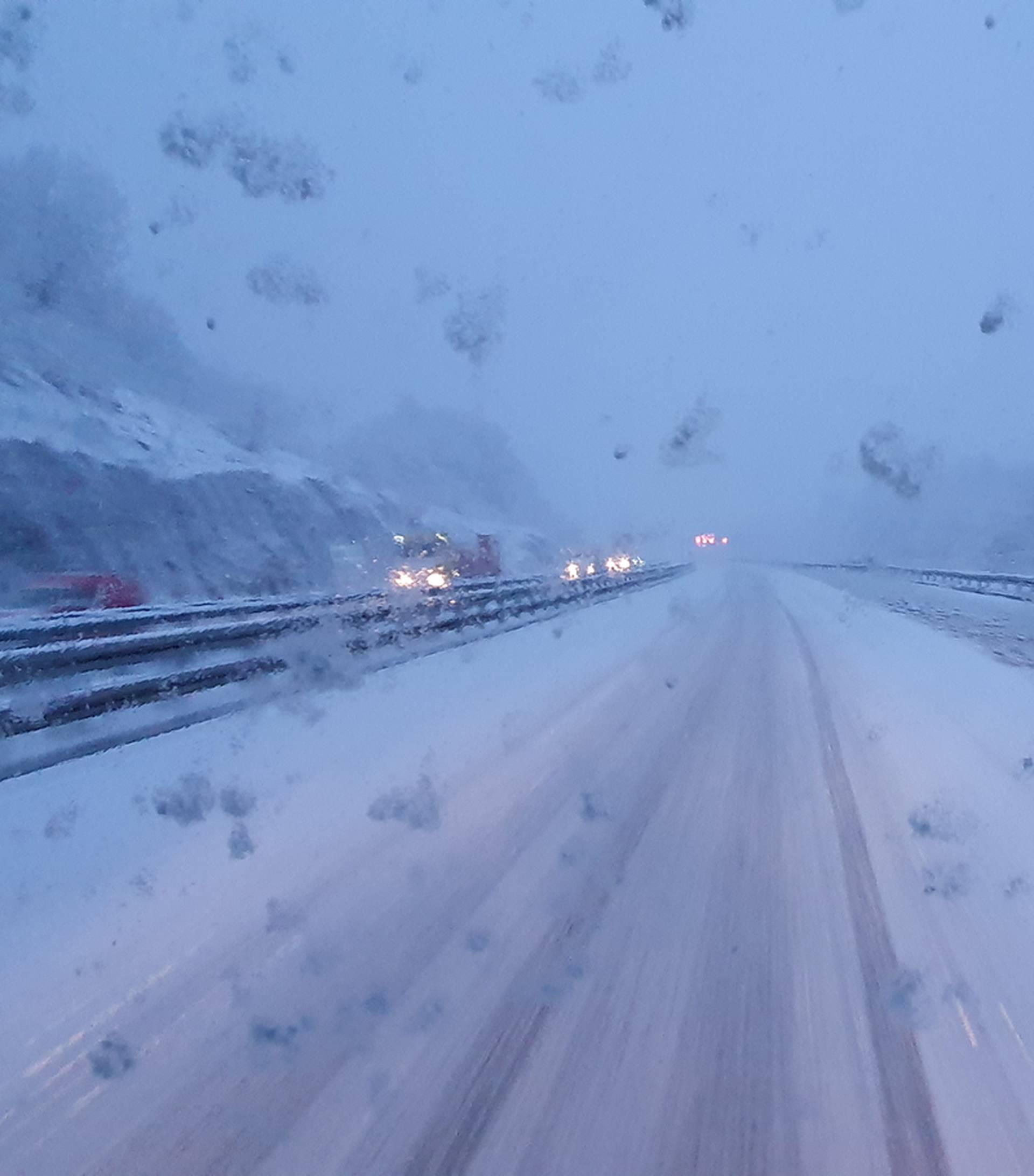 Snijeg zakrčio ceste: Kaotično na A6, HAK upozorava vozače