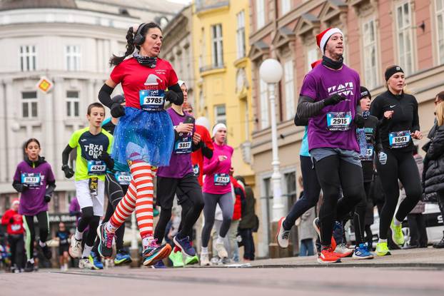 Natjecatelji Zagreb Advent Runa prolaze Trgom bana Josipa Jela&ccaron;i&cacute;a
