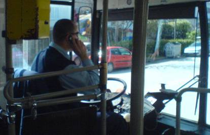 Vozač busa razgovarao 15 minuta na mobitel u vožnji